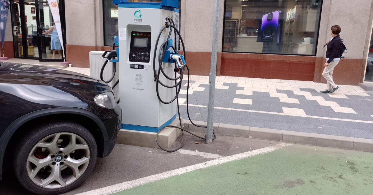 Primăria Timișoara reia instalarea a 21 de stații de încărcare pentru mașini electrice.