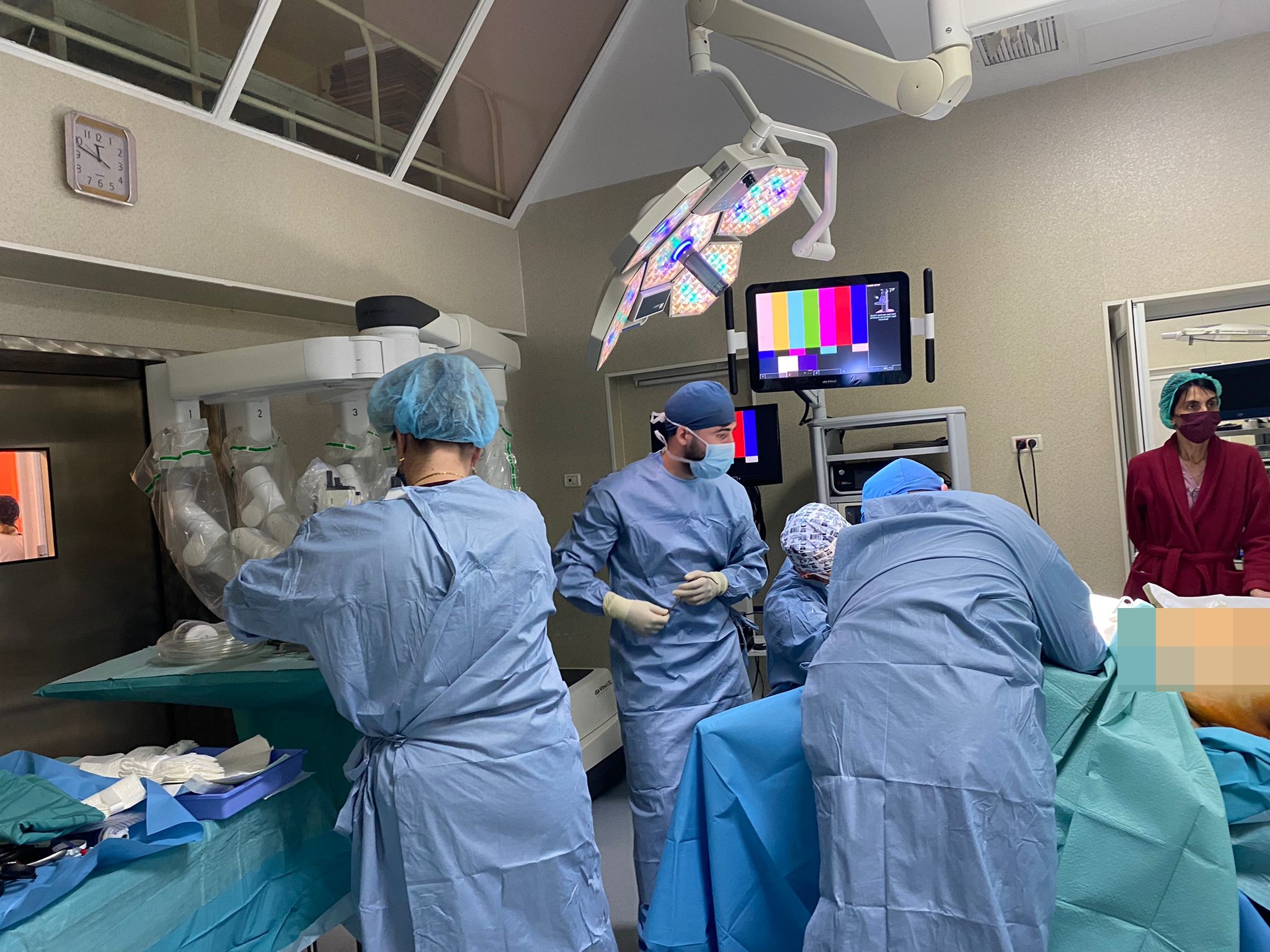 operatie medici chirurgi spital davinci (5)