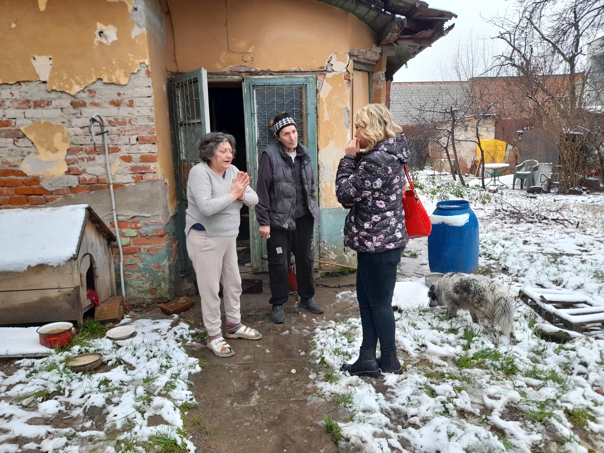 Doi oameni bolnavi din Timișoara locuiesc într-o casă dărăpănată fără curent. Îi poți ajuta!