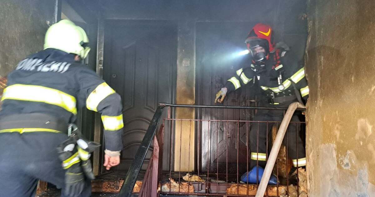 Incendiu într-un apartament din Ghiroda: zece persoane au ieșit din clădire pentru a se salva. Incendiu într-un apartament din Ghiroda: zece persoane au ieșit din clădire pentru a se salva.