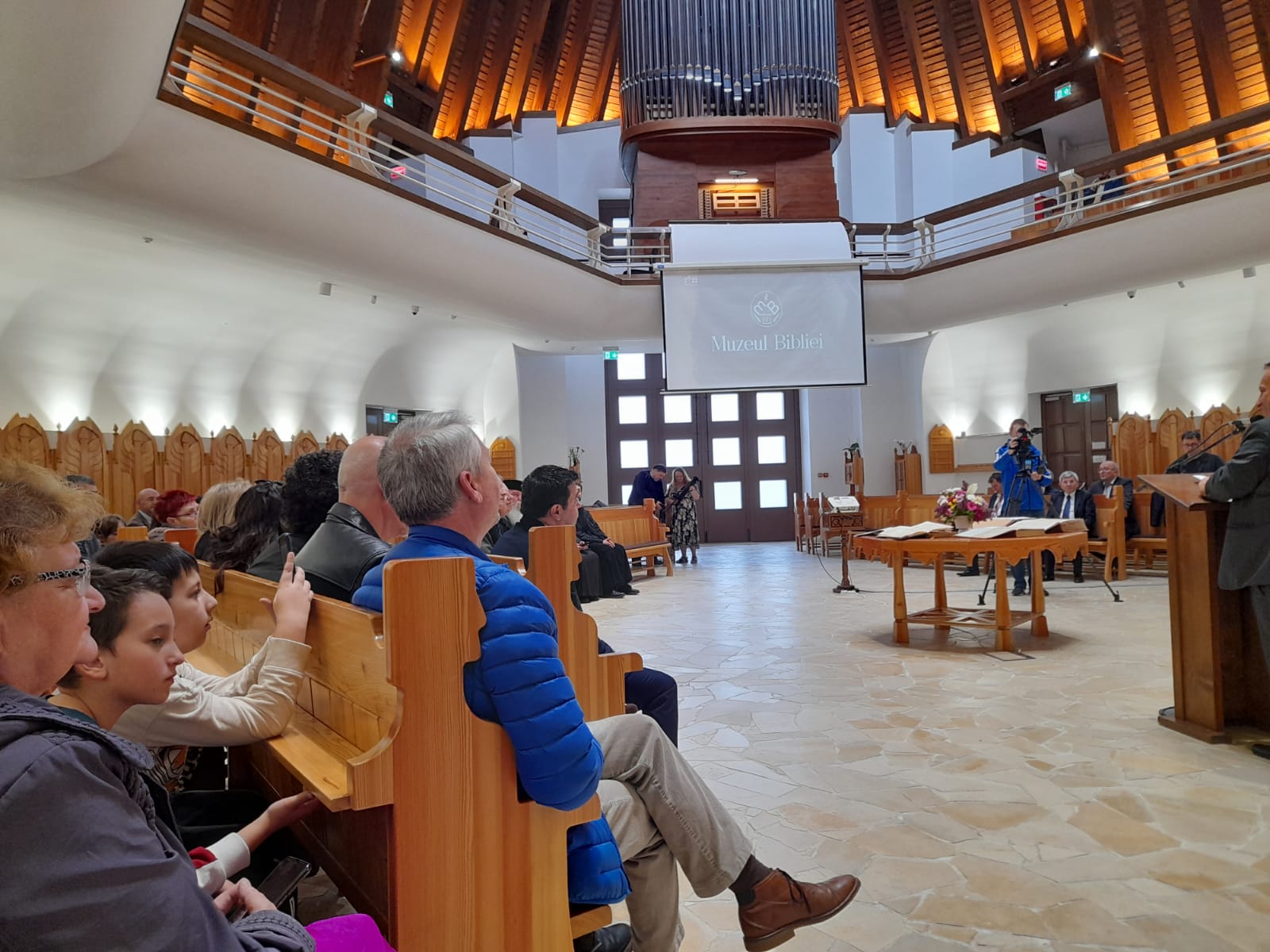 muzeul bibliei cea mai mare biblie timisoara (8)