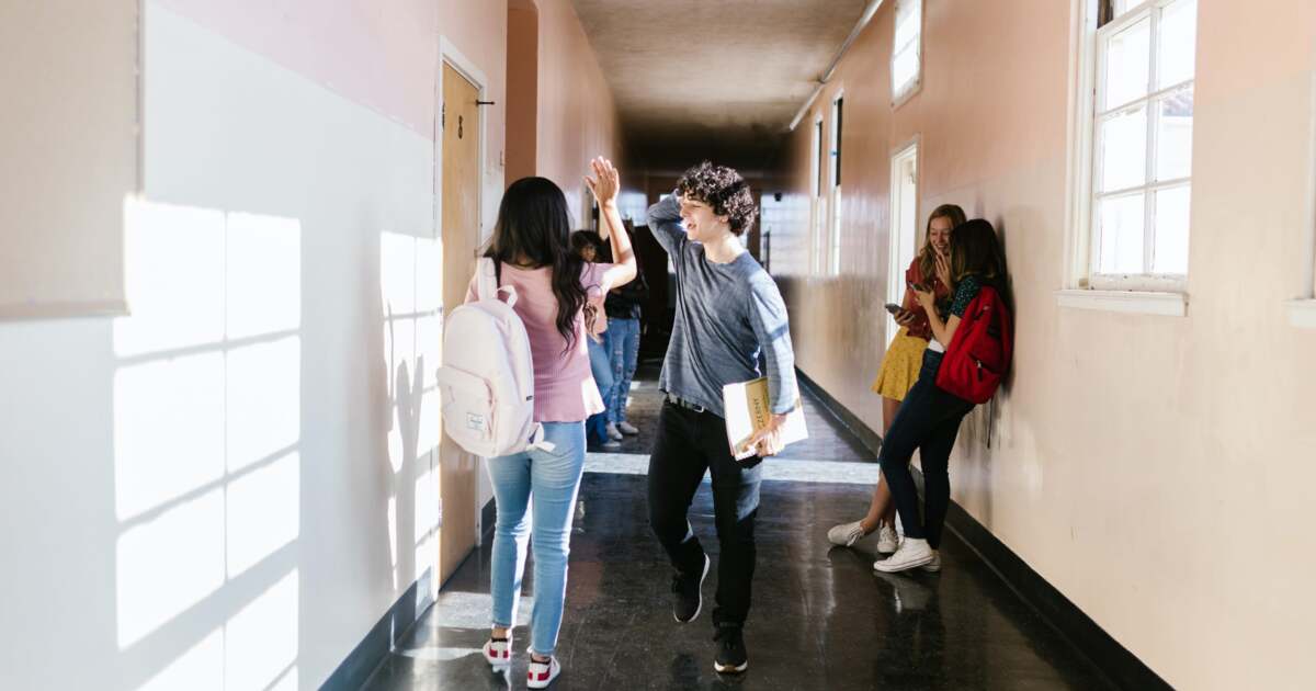 Ziua Învățătorului: Elevi și profesori sărbătoresc liber împreună pe 5 iunie