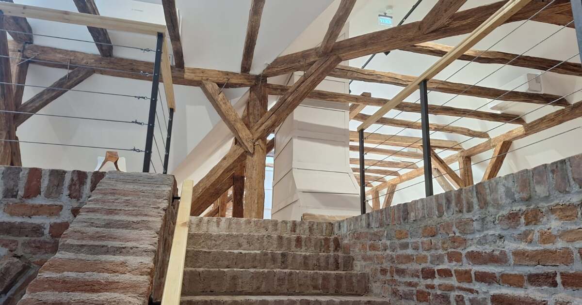 Artista Linda-Saskia Menczel prezintă inaugurarea Galeriei Pod la Centrul de Cultură și Artă al Județului Timiș. Artista Linda-Saskia Menczel prezintă inaugurarea Galeriei Pod la Centrul de Cultură și Artă al Județului Timiș.