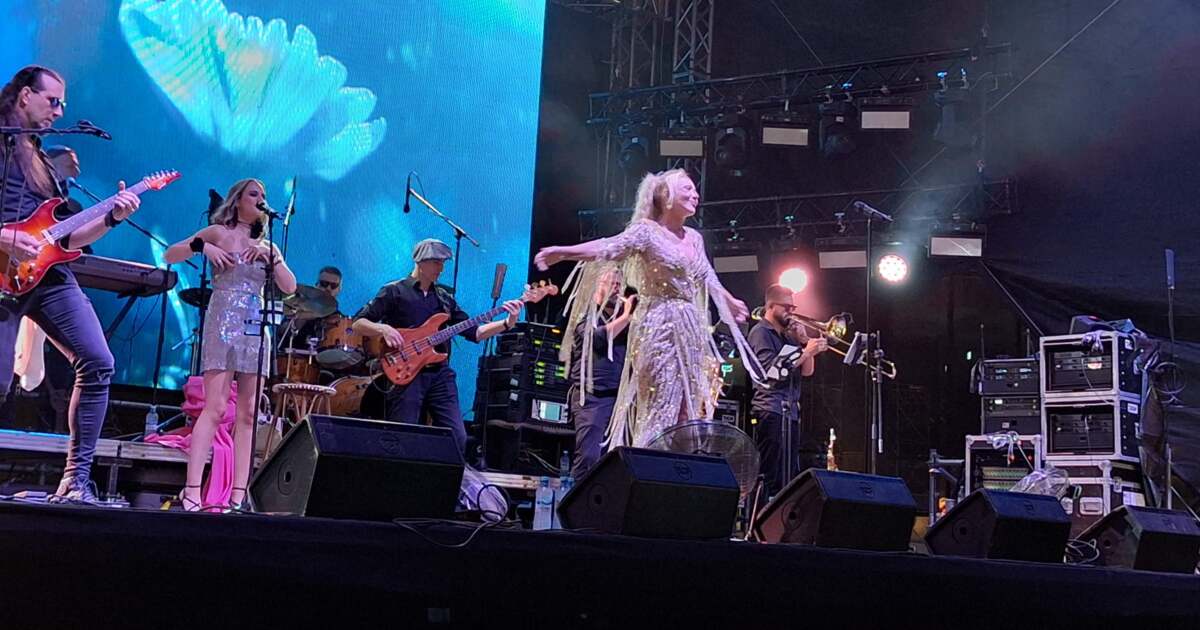 Lepa Brena va fi prezentă la festivalul din Vârșeț. Lepa Brena va fi prezentă la festivalul din Vârșeț.