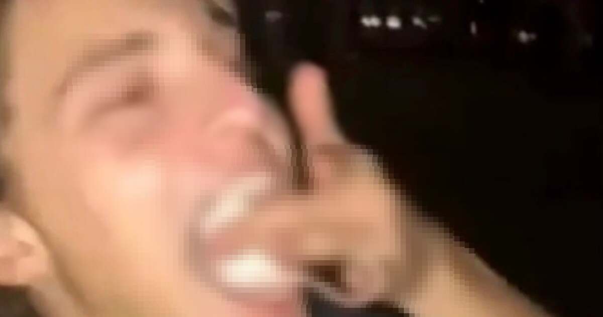 Un licean din Franța a mestecat un șoarece până l-a omorât. Totul, în urma unui pariu