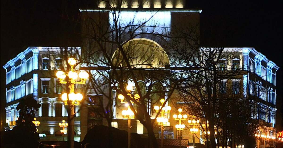 Teatrul Național Timișoara iluminează fațada în turcoaz în solidaritate cu persoanele cu dislexie.