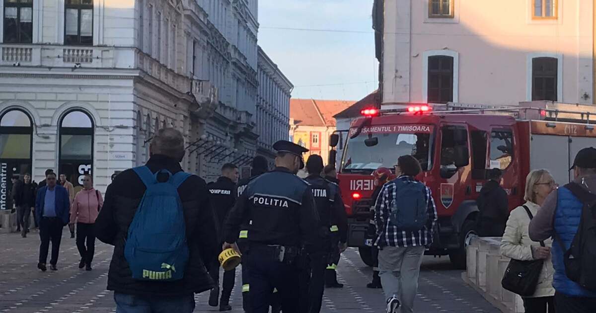 Alertă falsă în Piața Victoriei din Timișoara: Un tânăr a uitat rucsacul. Alertă falsă în Piața Victoriei din Timișoara: Un tânăr a uitat rucsacul.