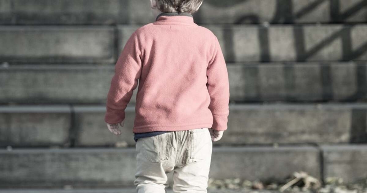 Rescrieti acest titlu corect gramatical, in limba romana la 10 de cuvinte, ca titlu de presa Sociolog, despre drama copiilor cu părinți plecați la muncă în străinătate: „Au mâncat pufuleți cu Cola la micul dejun”