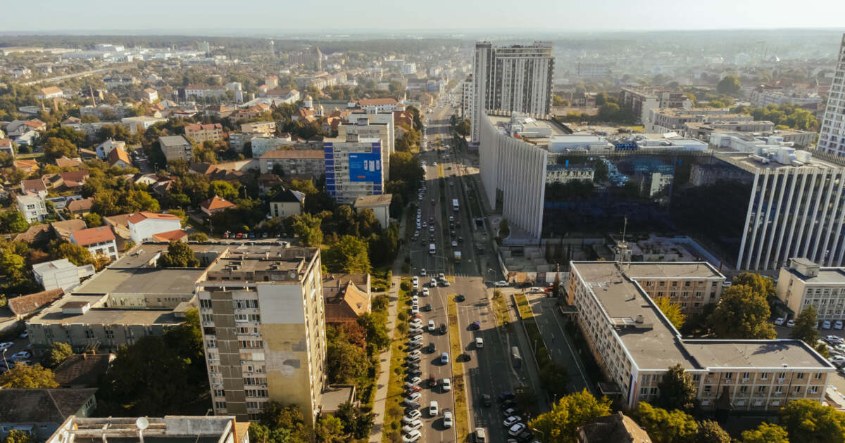 Autobuzele au prioritate: schimbări drastice pe Take Ionescu cu benzi speciale și locuri de parcare eliminate. Autobuzele au prioritate: schimbări drastice pe Take Ionescu cu benzi speciale și locuri de parcare eliminate.
