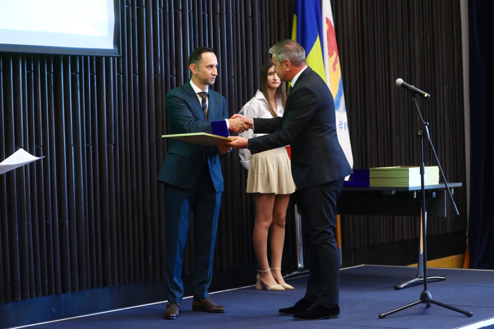 186d383e-f5ff-4baf-9b7a-01b9440dd997