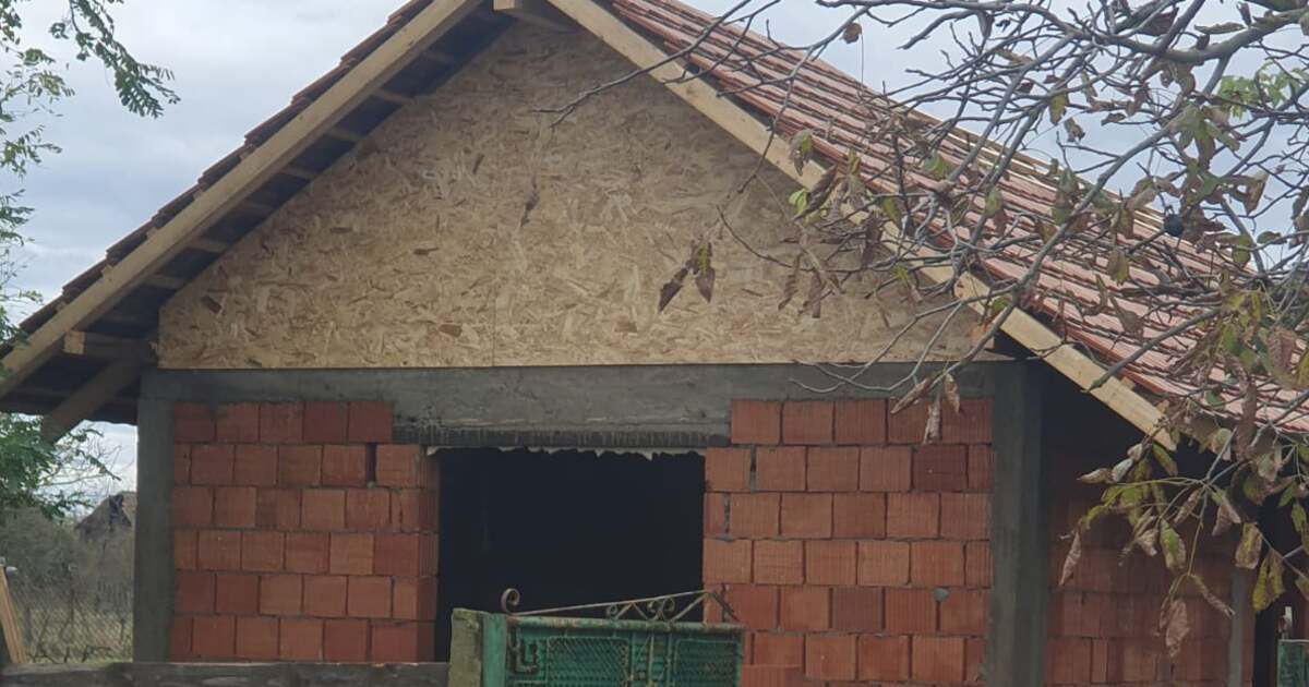 Lucrările la casa construită de Biserică la Bazoșu Vechi pentru o familie cu cinci copii continuă să avanseze Lucrările la casa construită de Biserică la Bazoșu Vechi pentru o familie cu cinci copii continuă să avanseze