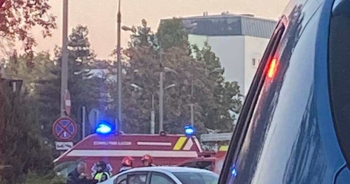 Accident în Piața 700 din Timișoara: Femeie lovită de mașină după ce a traversat strada neregulamentar, șoferul a fugit