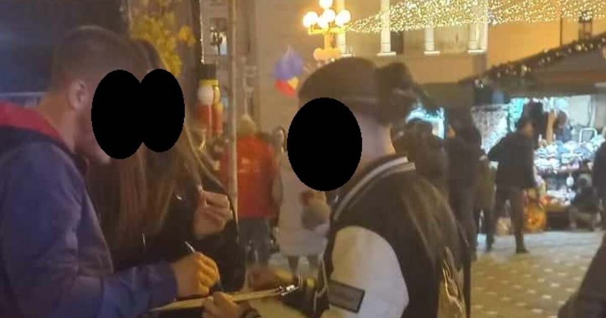 Polițiștii locali au prins fete care cereau bani în numele unei asociații dubioase în Piața Victoriei din Timișoara Polițiștii locali au prins fete care cereau bani în numele unei asociații dubioase în Piața Victoriei din Timișoara