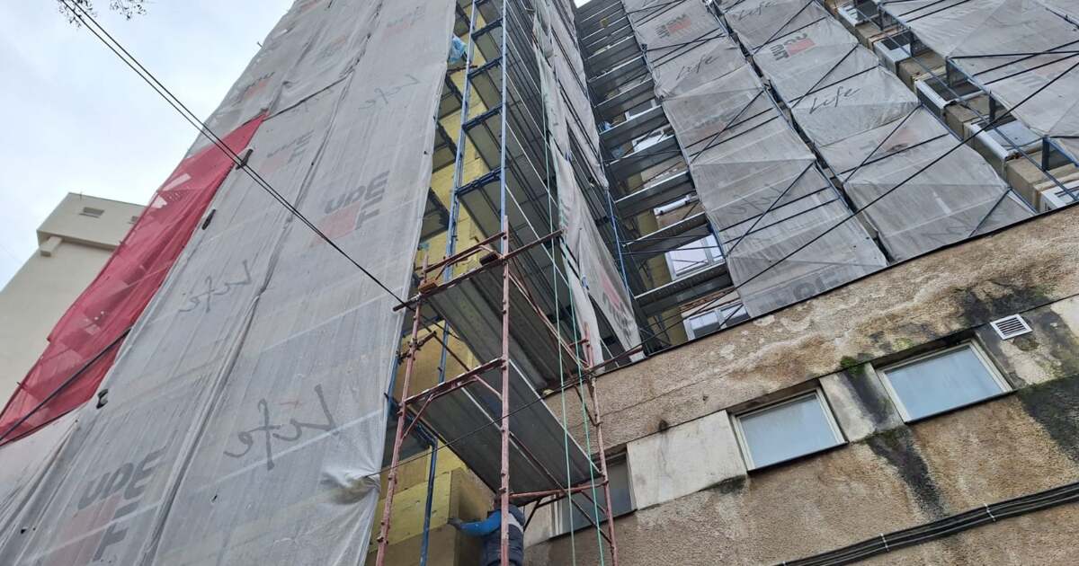 O lugojeancă acuză primăria de decizia de a izola blocul fără costuri. O lugojeancă acuză primăria de decizia de a izola blocul fără costuri.