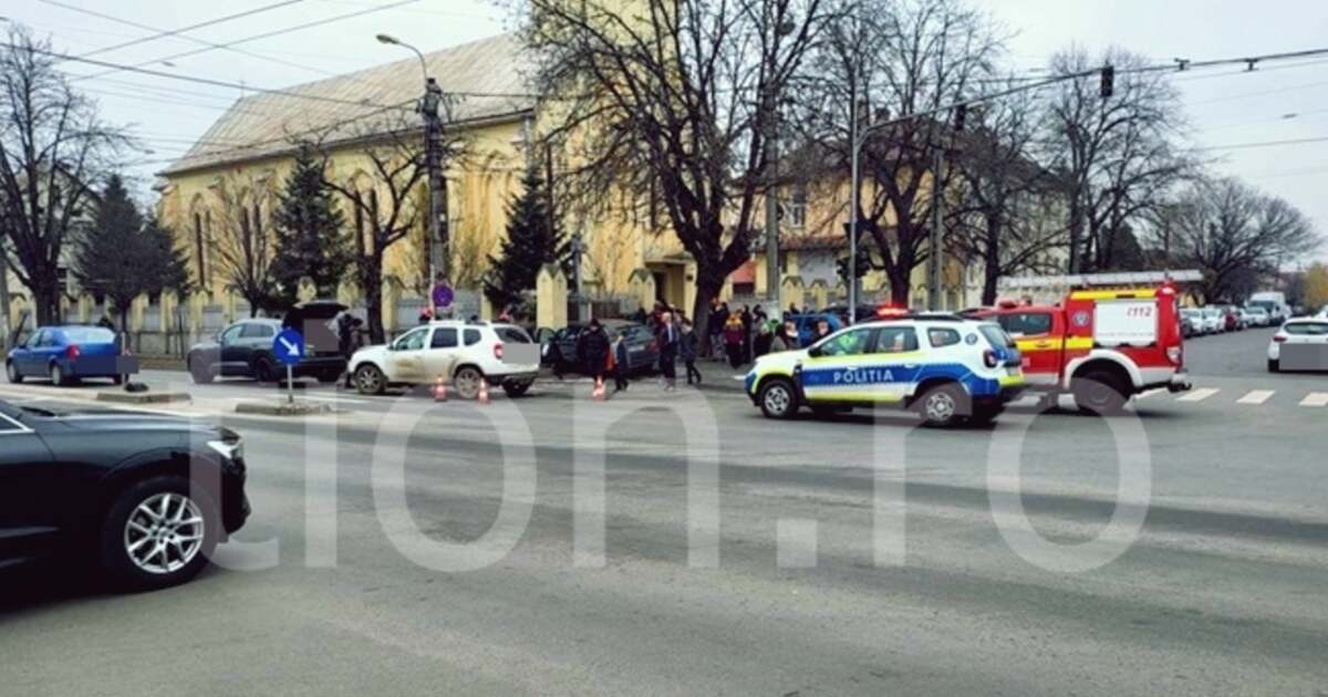 Accident grav la Timișoara: Mașină s-a izbit de gardul unei biserici. Vezi imaginile! Accident grav la Timișoara: Mașină s-a izbit de gardul unei biserici. Vezi imaginile!