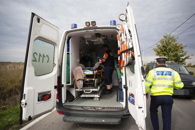 Poza pentru articolul Accident în lanț pe DJ 592, între Moșnița Nouă și Chevereșu Mare. O fetiță de 11 ani a ajuns la spital