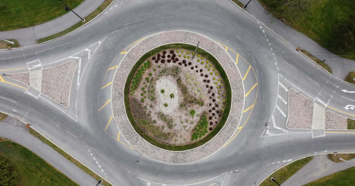 Un giratoriu nou strică circulația pe Calea Buziașului pentru câteva săptămâni. Un giratoriu nou strică circulația pe Calea Buziașului pentru câteva săptămâni.