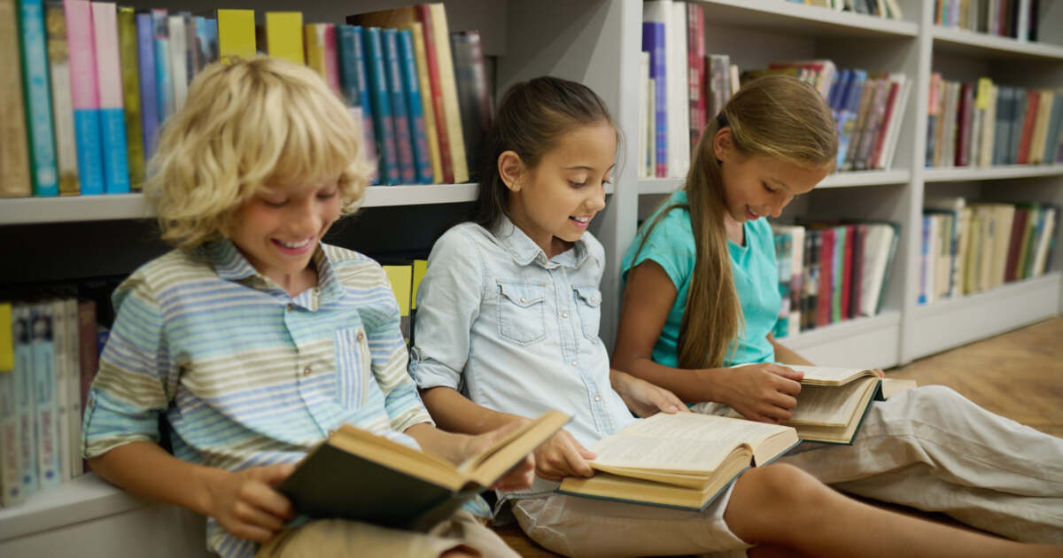 Întârzierea programelor „Vouchere culturale pentru elevi” și „O carte pentru fiecare elev” stârnește controverse.