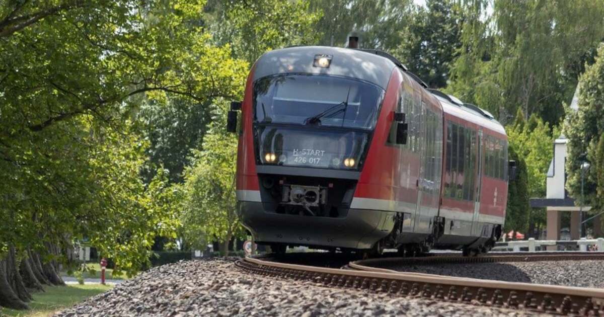 Modernizarea căii ferate Reșița – Timișoara a primit aviz favorabil. Trenurile vor circula cu 120 km/h. Modernizarea căii ferate Reșița – Timișoara a primit aviz favorabil. Trenurile vor circula cu 120 km/h.