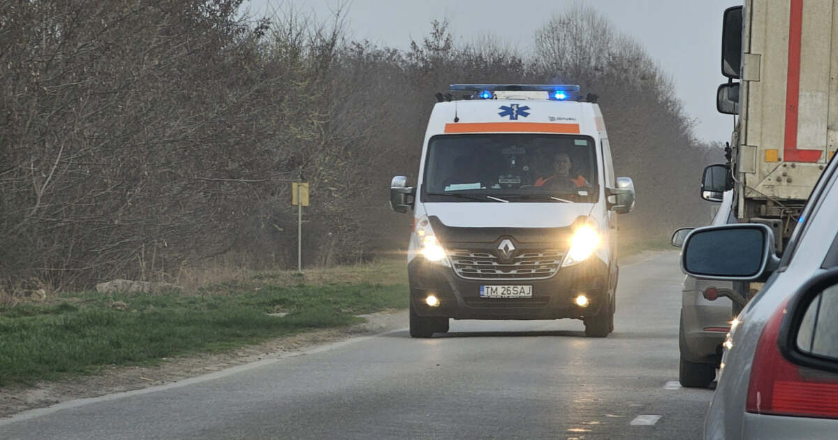 Coliziune între trei mașini pe un drum din Timiș. Un bărbat a fost rănit. Coliziune între trei mașini pe un drum din Timiș. Un bărbat a fost rănit.