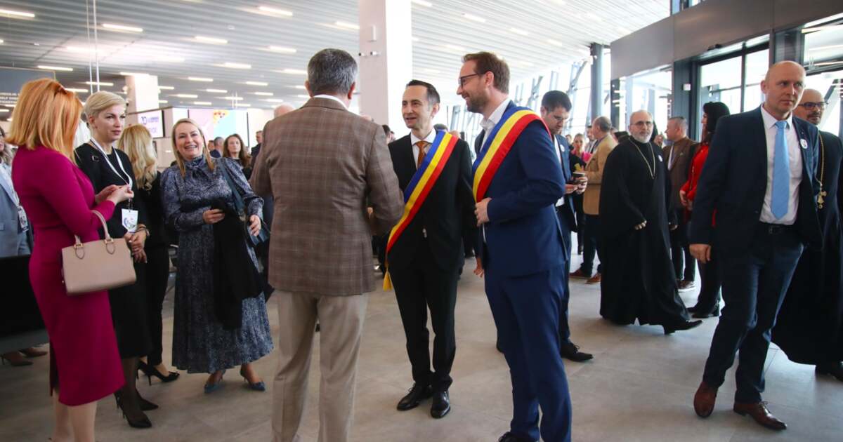 Dominic Fritz și Alin Nica, ignorați de conducerea partidelor politice la inaugurarea noului terminal AIT Dominic Fritz și Alin Nica, ignorați de conducerea partidelor politice la inaugurarea noului terminal AIT