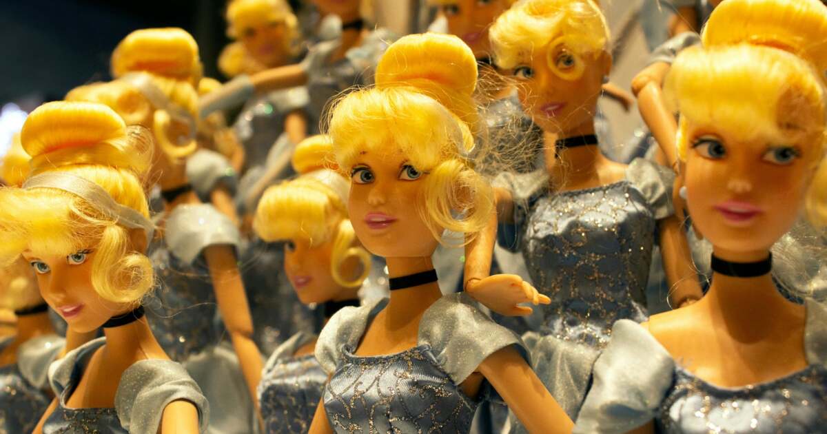 Păpușa Barbie sărbătorește 65 de ani de viață pe piață Păpușa Barbie sărbătorește 65 de ani de viață pe piață