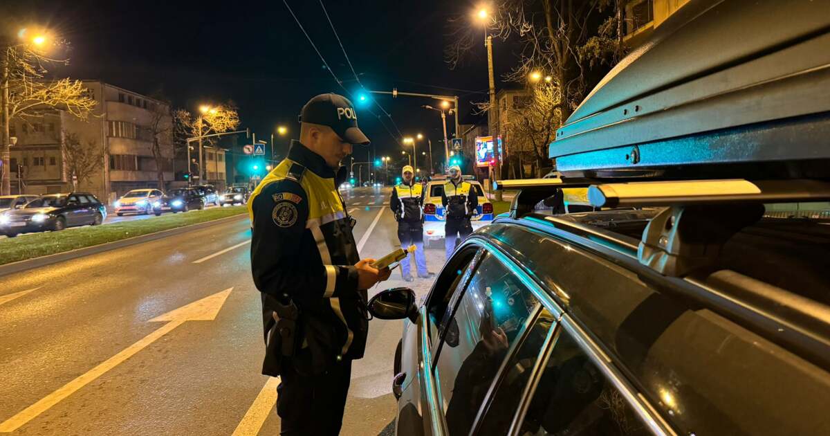 Șofer prins fără permis și minor cu droguri de polițiști din Timiș Șofer prins fără permis și minor cu droguri de polițiști din Timiș