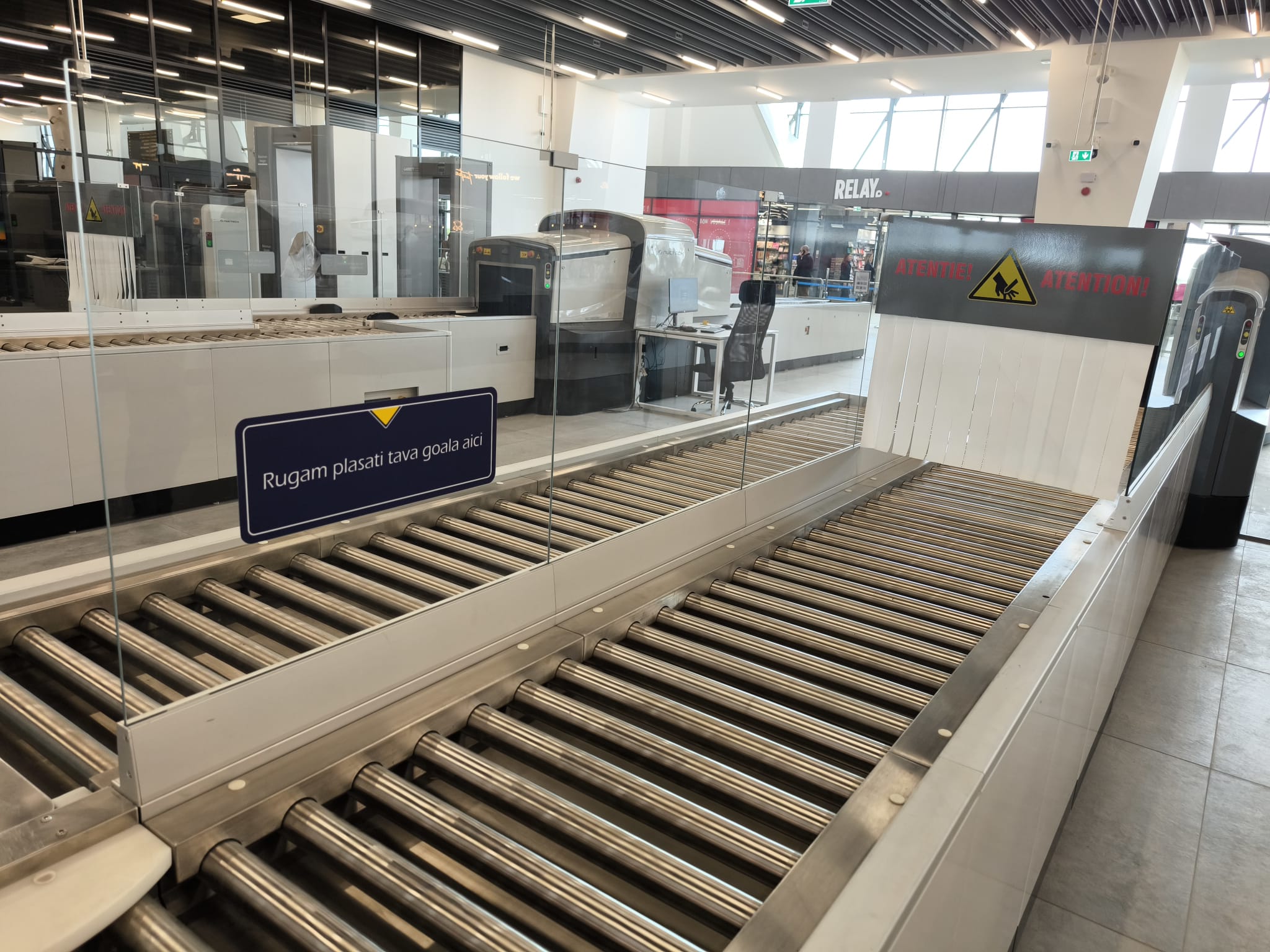 terminal schengen aeroport oameni avion intarzieri zbor zboruri control
