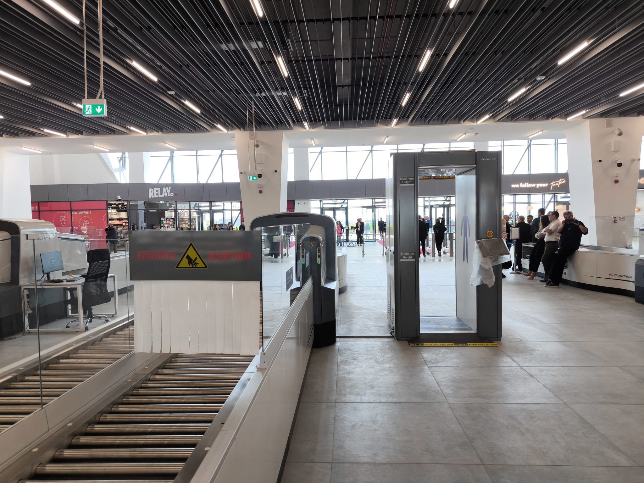 terminal schengen aeroport oameni avion intarzieri zbor zboruri control