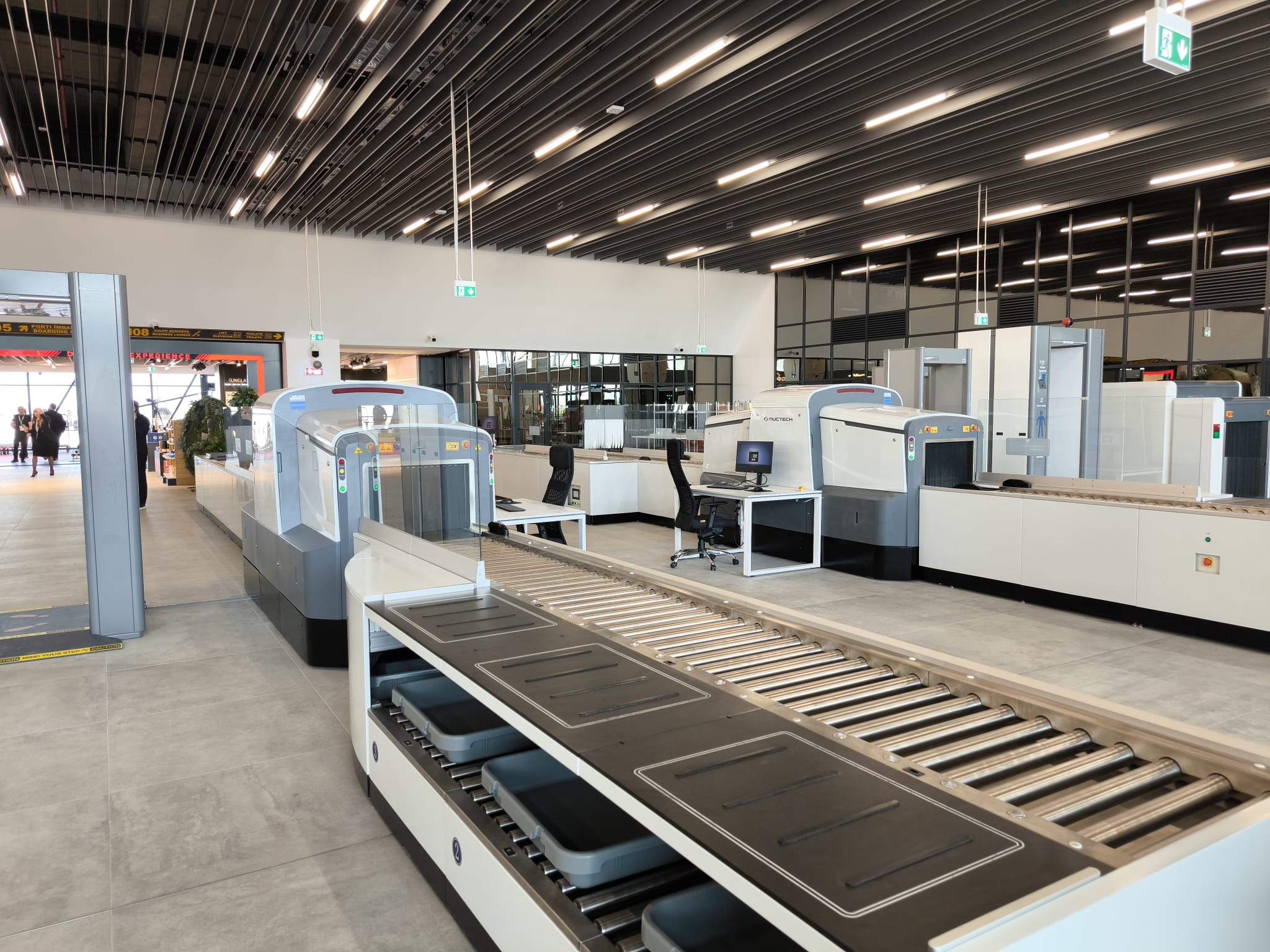 terminal schengen aeroport oameni avion intarzieri zbor zboruri control