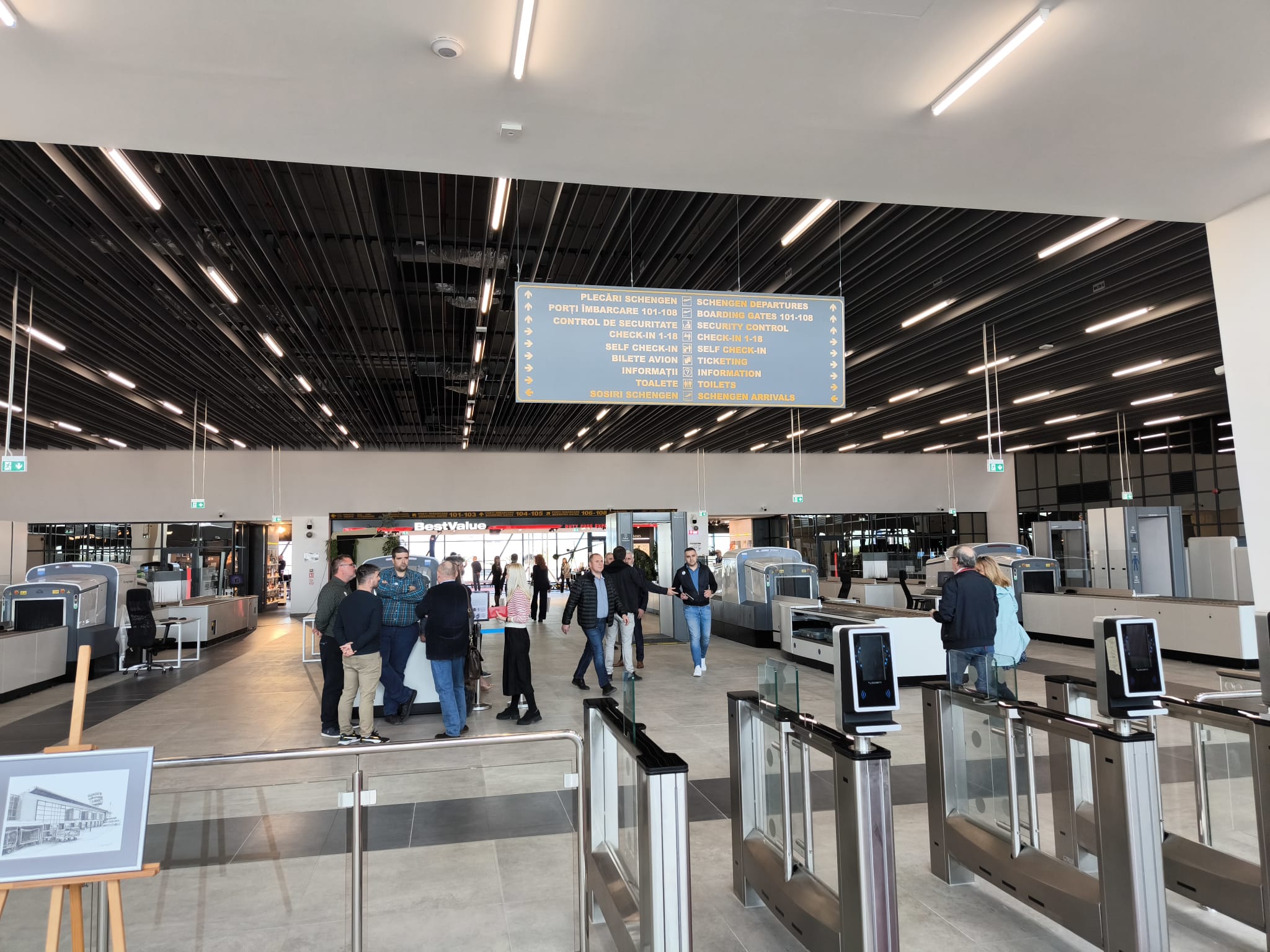 terminal schengen aeroport oameni avion intarzieri