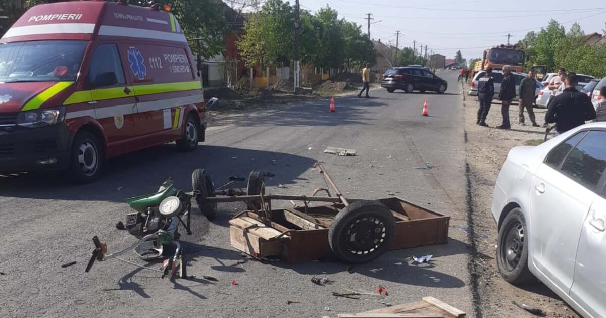 Accident în Timiș: Două persoane rănite după ce un bărbat a lovit mașina cu motocultorul Accident în Timiș: Două persoane rănite după ce un bărbat a lovit mașina cu motocultorul