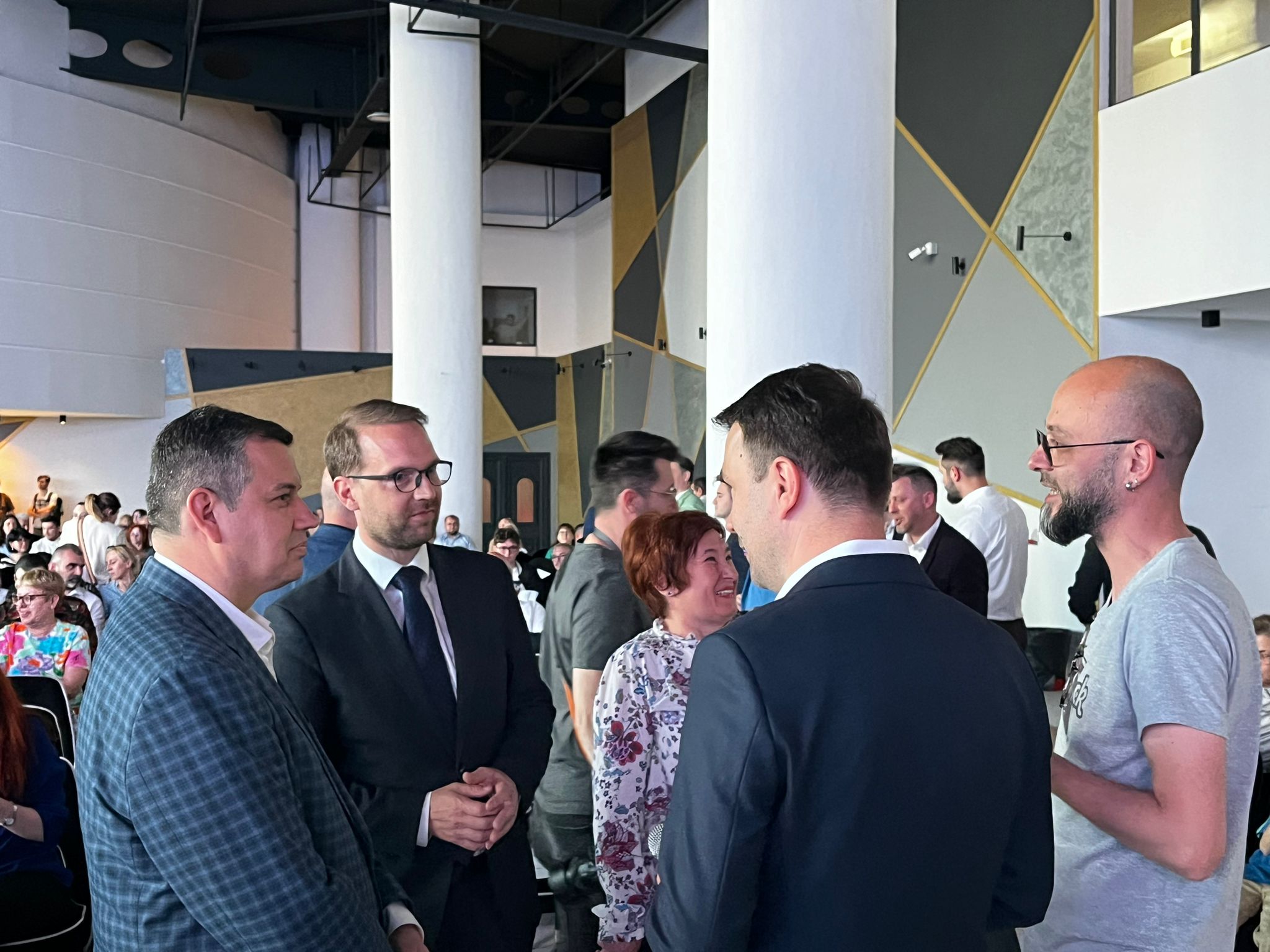 60000f5e-5047-4f9f-989c-5a6eb1d45ccc