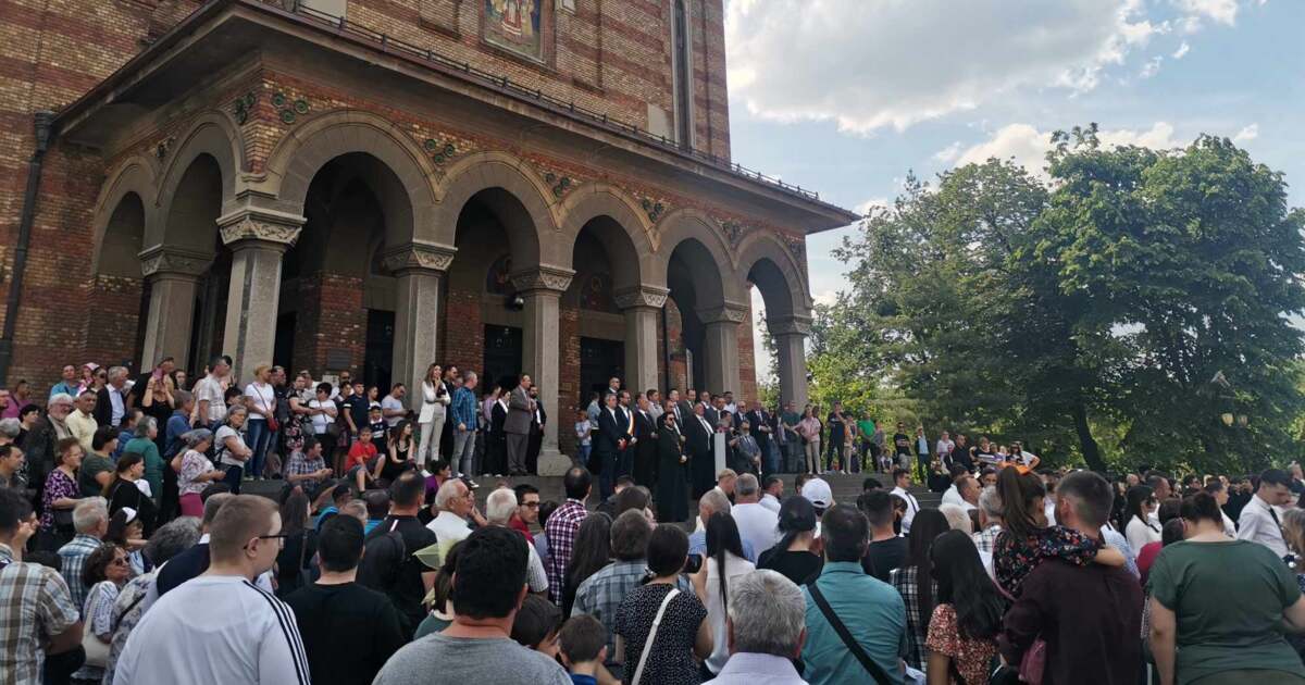 Sute de oameni credincioşi, de toate religiile, la Marșul Învierii din Timișoara Sute de oameni credincioşi, de toate religiile, la Marșul Învierii din Timișoara