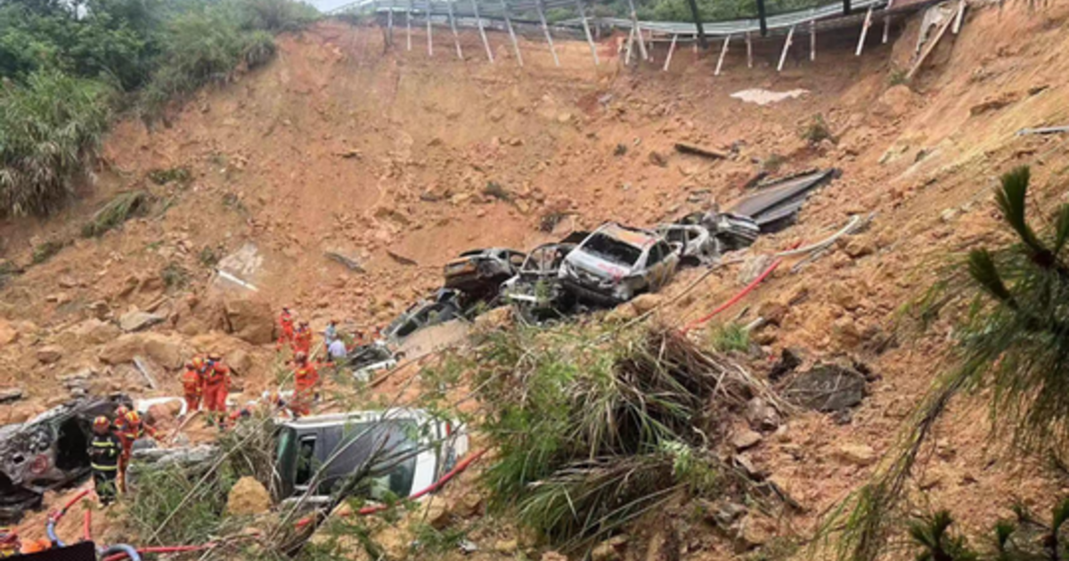 Zeci de persoane au murit în sudul Chinei din cauza prăbușirii unei autostrăzi. Zeci de persoane au murit în sudul Chinei din cauza prăbușirii unei autostrăzi.