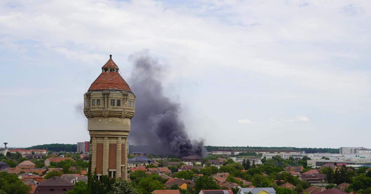 Un incendiu puternic lângă Gara de Est din Timișoara. Peste 90 de cauciucuri distruse de flăcări. Un incendiu puternic lângă Gara de Est din Timișoara. Peste 90 de cauciucuri distruse de flăcări.