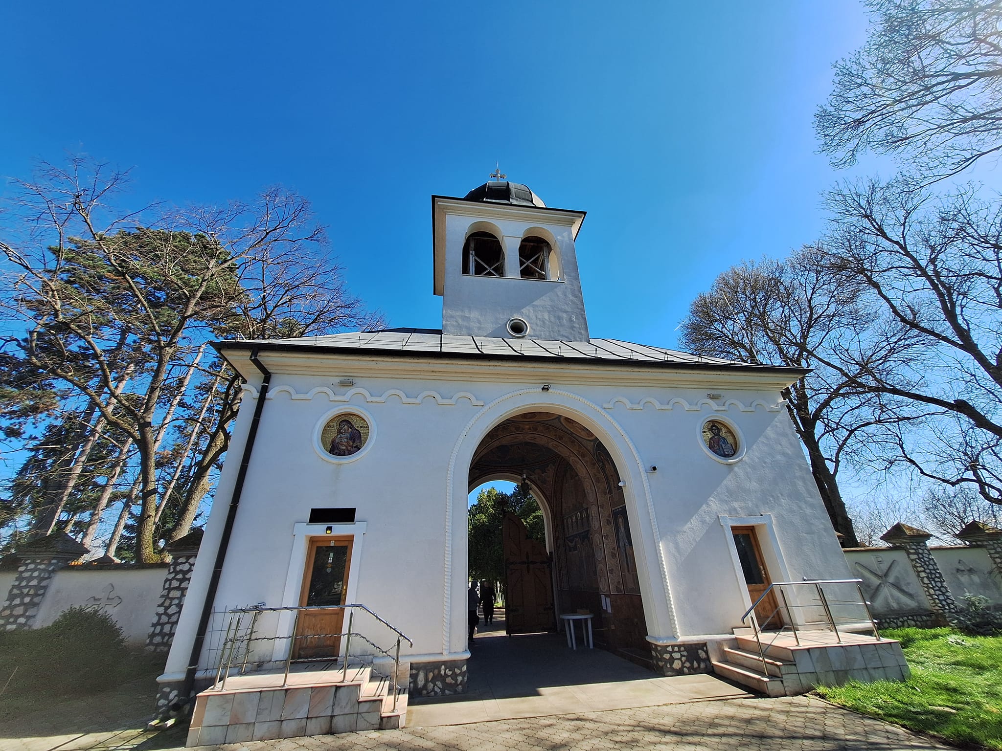 Mănăstiri aflate nu departe de Timișoara pentru  slujba din Noaptea de Înviere
