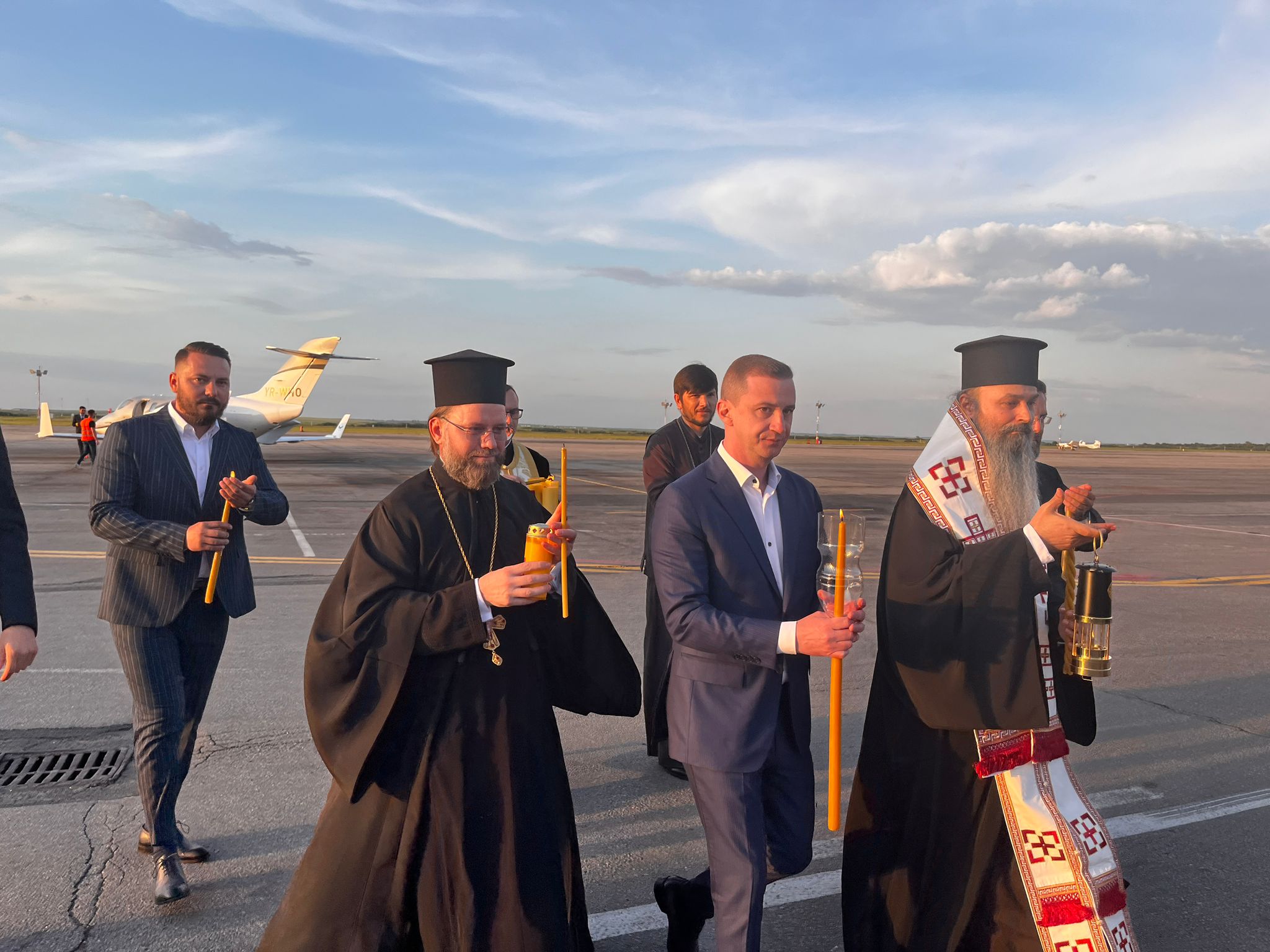 Lumina Sfântă de la Ierusalim a ajuns pe Aeroportul Timișoara