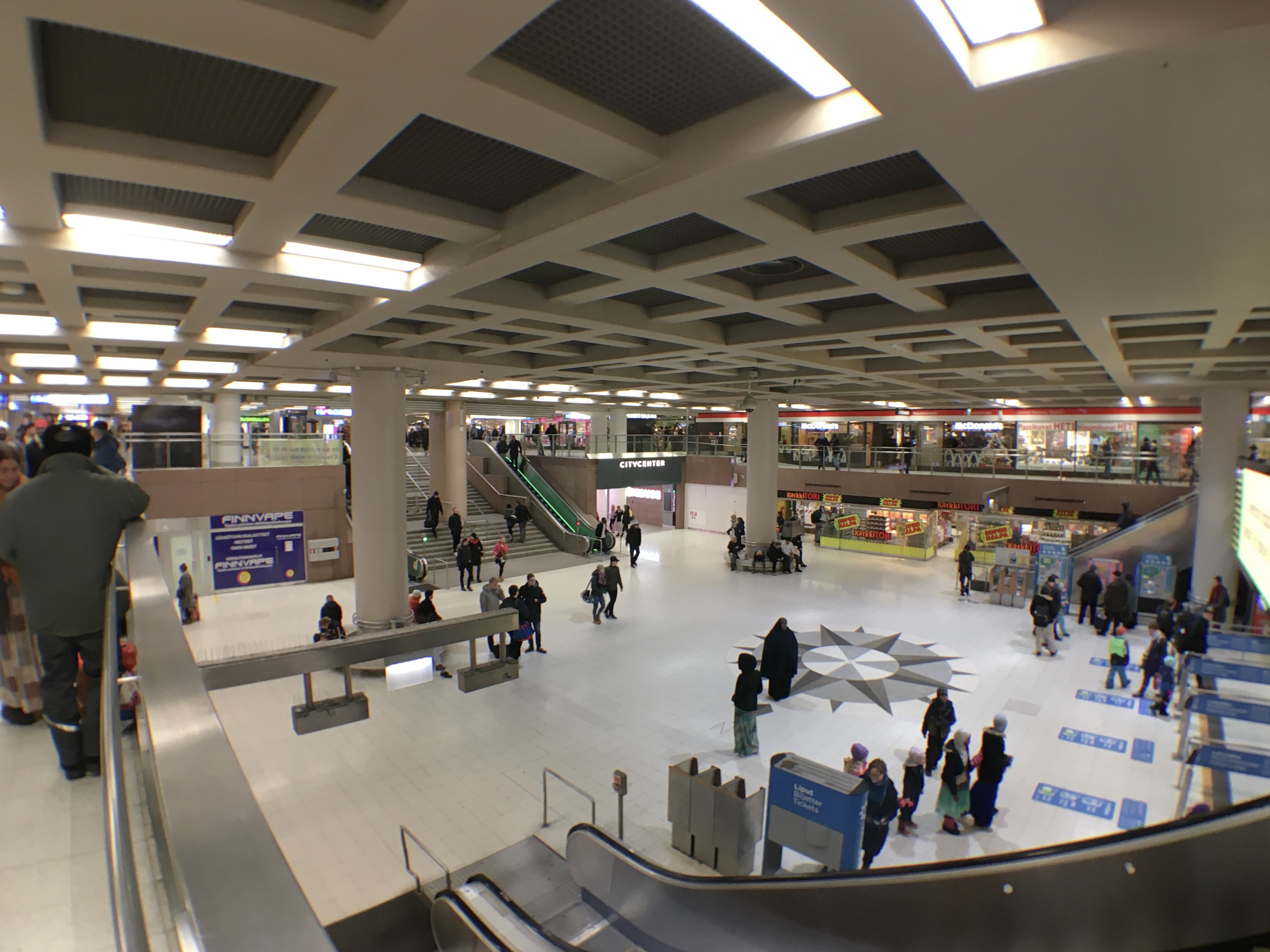 Shopping (Wikimedia Commons)