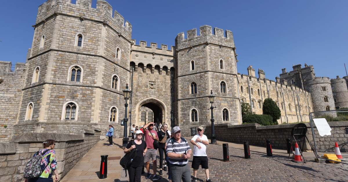 Charles montează panouri solare pe Castelul Windsor și își schimbă mașinile. Charles montează panouri solare pe Castelul Windsor și își schimbă mașinile.