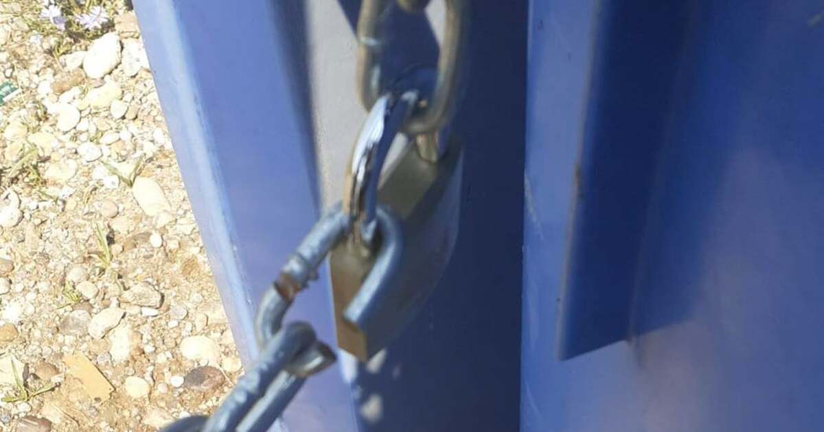 Hoți fură tomberoane și stâlp din parcările de pe drumuri din Arad