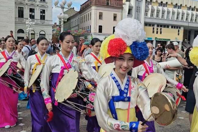 Poza pentru articolul PROGRAM. Timișoara redevine capitala folclorului mondial. Festivalul Inimilor aduce pe scena din Parcul Rozelor artiști din 13 țări
