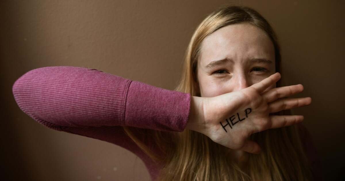 O tânără de 14 ani, constrânsă să aibă relații sexuale cu doi băieți; agresorii, cercetați. O tânără de 14 ani, constrânsă să aibă relații sexuale cu doi băieți; agresorii, cercetați.