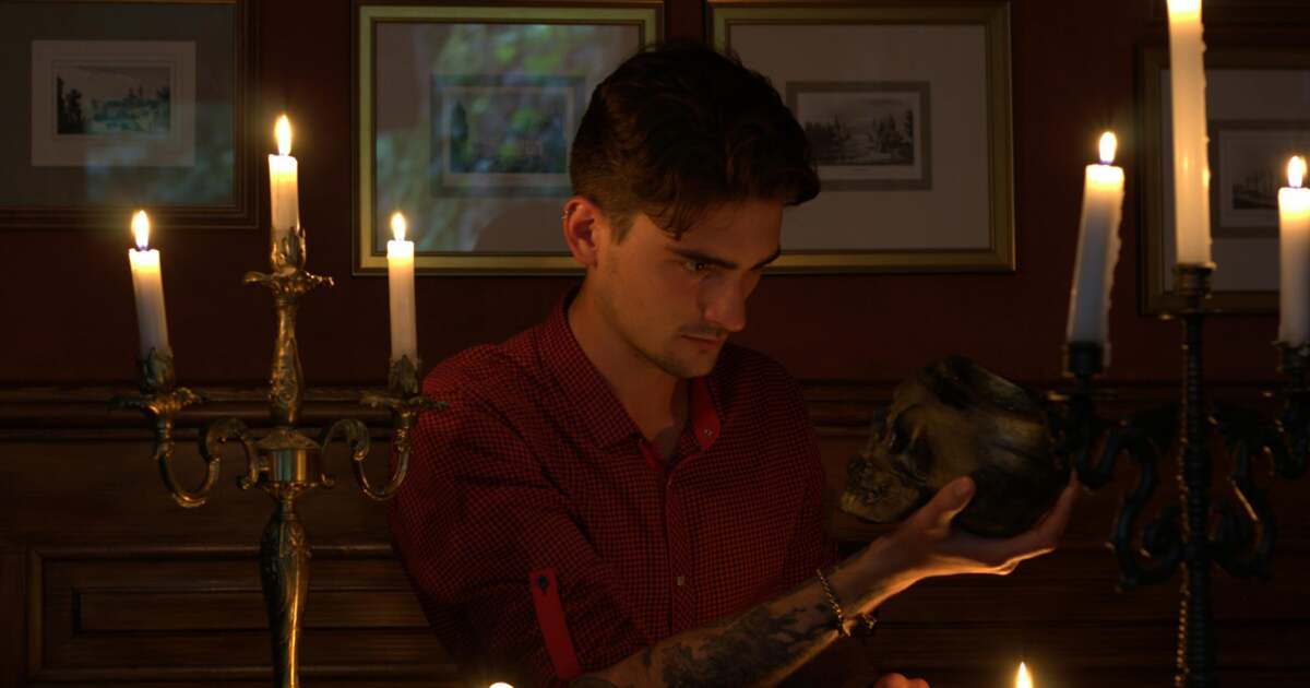 Spectacol de teatru Hamlet la sărbătoarea orașului, o instalație originală