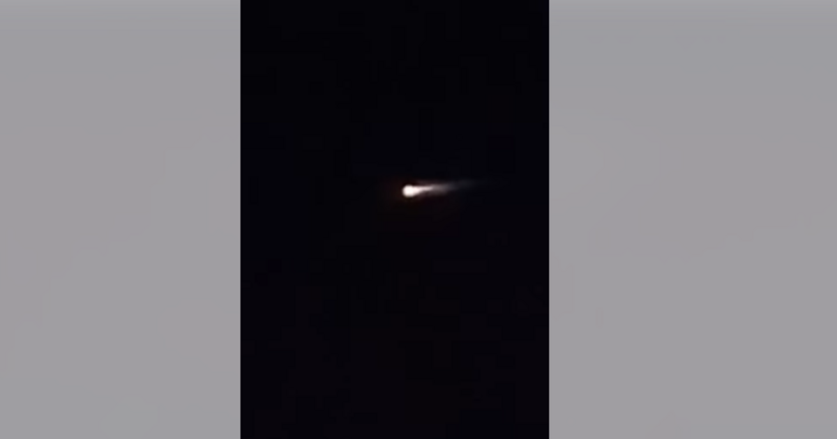 Un obiect spațial a luat foc pe cerul patriei. Un obiect spațial a luat foc pe cerul patriei.