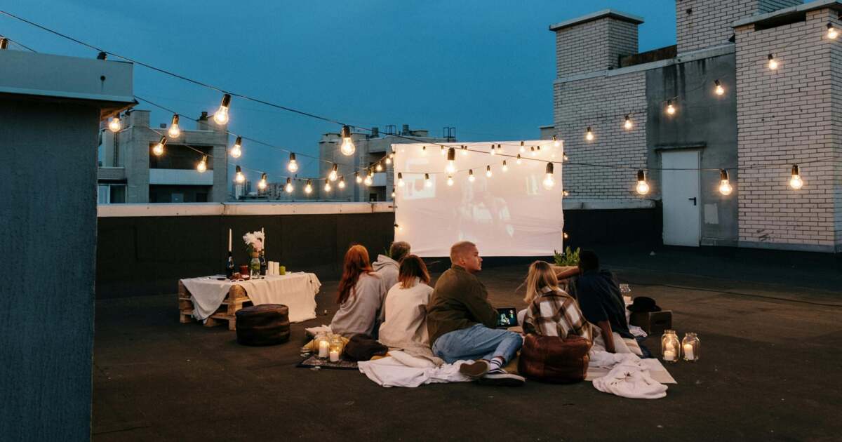 Poveștile noastre n-au fost spuse niciodată. Film în aer liber. Poveștile noastre n-au fost spuse niciodată. Film în aer liber.