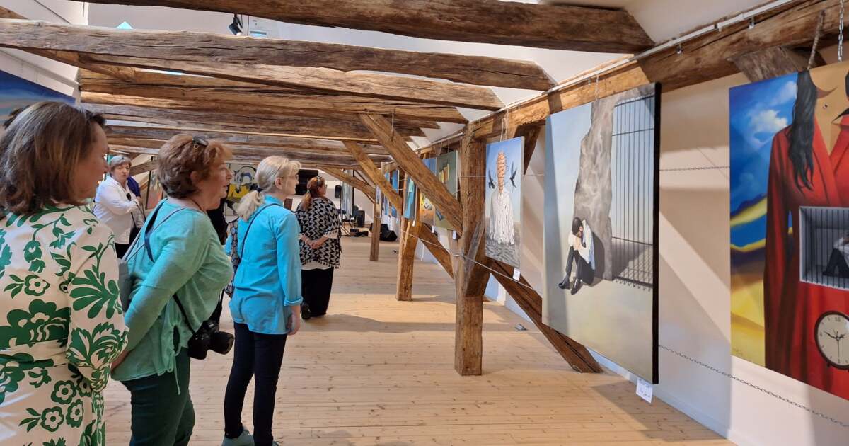 Galeria Pod a CCAJT găzduiește expoziția „Aripi” ce explorează războiul și pacea. Galeria Pod a CCAJT găzduiește expoziția „Aripi” ce explorează războiul și pacea.