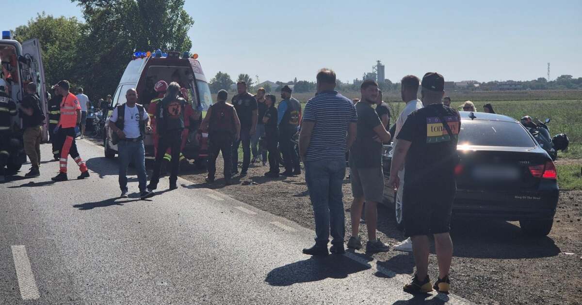 Doi oameni pe motocicletă au fost răniți într-un accident, aproape de Timișoara, unul posibil drogat și fără permis. Doi oameni pe motocicletă au fost răniți într-un accident, aproape de Timișoara, unul posibil drogat și fără permis.