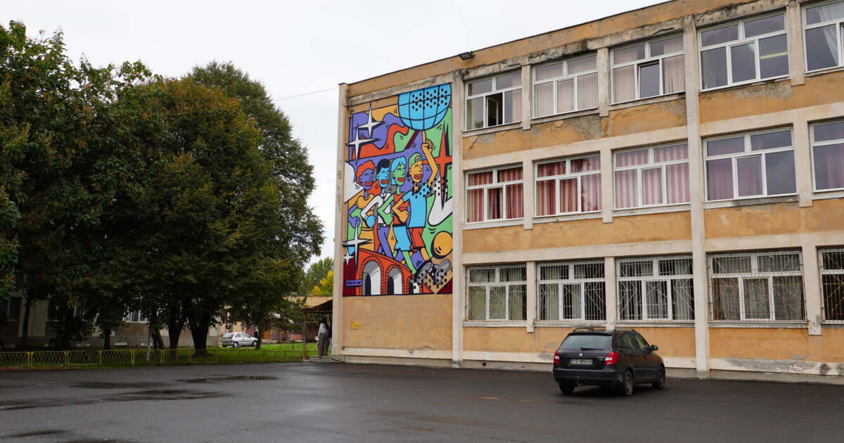 Pictura mare de pe școala din Timișoara despre diversitate. Pictura mare de pe școala din Timișoara despre diversitate.