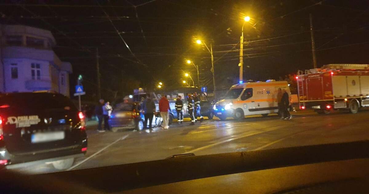 Eveniment rutier în Timișoara: microbuz implicat în coliziune cu două mașini.